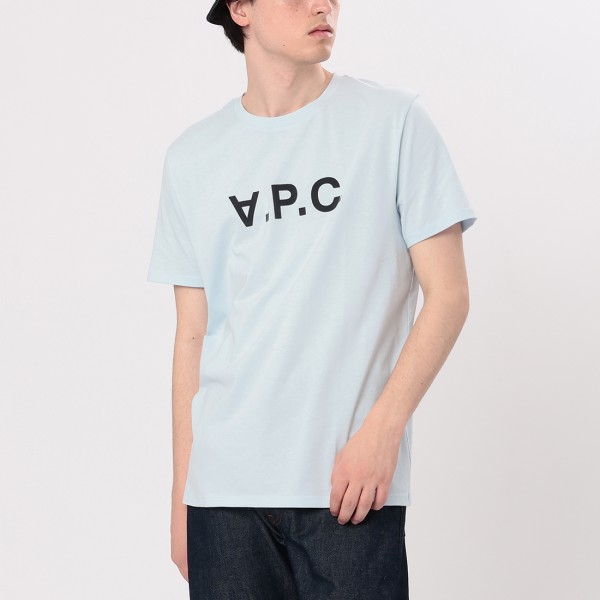 APC（アーペーセー）のTシャツが入荷しました&star;デイリーに着回しやすいクルーネックデザインの半袖Tシャツ。フロントに配色のロゴをあしらいスタイリッシュな雰囲気に仕上げました。肌触りの