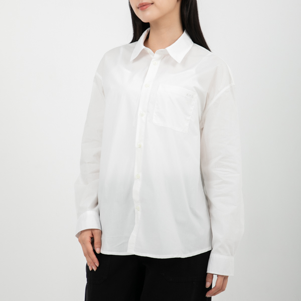 APC（アーペーセー）のシャツが入荷しました&star;清潔感漂うベーシックなシルエットのシャツ。胸元のポケットにさりげなくロゴを添えてブランドらしさを表現しました。着回し力のあるシンプルデザ
