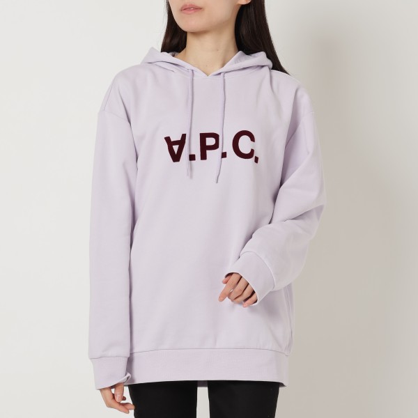 APC（アーペーセー）のパーカーが入荷しました&star;フロントにあしらったロゴが目を引くパーカー。ゆったりとしたシルエットがトレンド感を高めつつ、リラクシーな着心地を叶えます。細身のパンツ