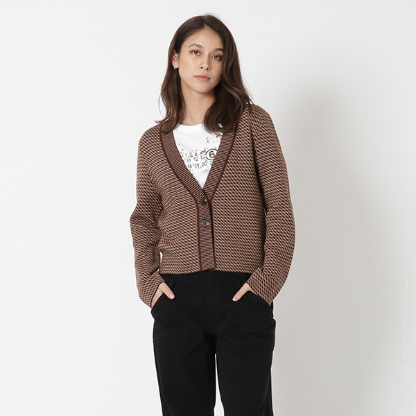 APC（アーペーセー）のカーディガンが入荷しました&star;クラシカルな雰囲気あふれるカーディガン。ややショート丈のVネック型シルエットでスッキリとした印象を与えます。インナーにTシャツやシ