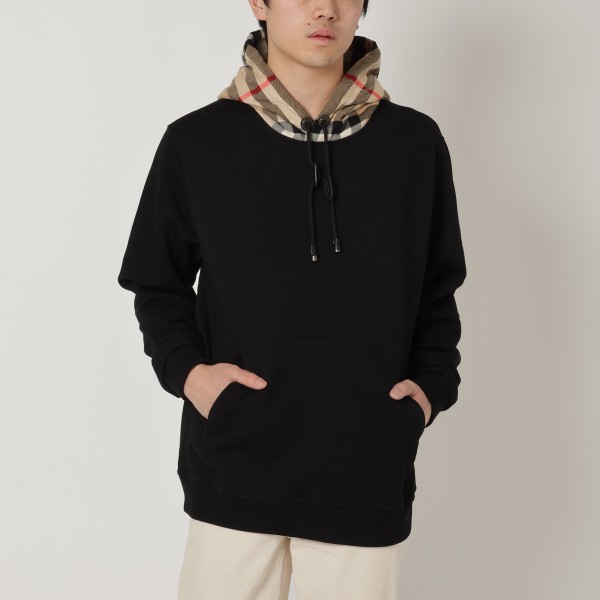 BURBERRY（バーバリー）のパーカーが入荷しました&star;ゆとりのあるシルエットでリラクシーに仕上げたパーカー。フードにお馴染みのチェック柄をあしらいブランドらしさを演出しました。程よ