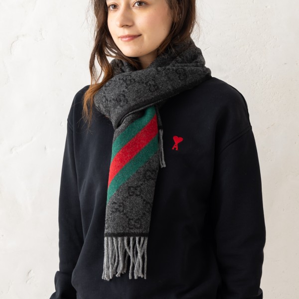 GUCCI（グッチ）のマフラーが入荷しました&star;ブランドお馴染みのGGパターンに配色のラインが際立つマフラー。やや厚手の素材感で、肌寒い時期の保温効果も抜群です。カジュアルからスーツス