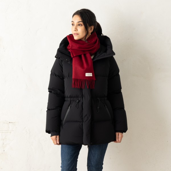 JOHNSTONS（ジョンストンズ）のマフラーが入荷しました&star;洗練された上質な風合いのマフラー。動くたびに揺れ動くフリンジがおしゃれなアクセントになっています。飽きの来ないシンプルな