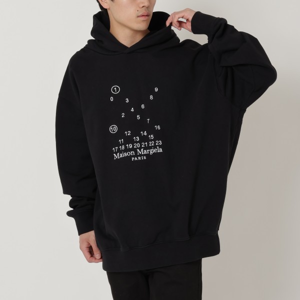 Maison Margiela（メゾンマルジェラ）のパーカーが入荷しました&star;ランダムにちりばめたカレンダープリントがおしゃれなパーカー。ゆったりとしたシルエットがトレンド感を高めつつ