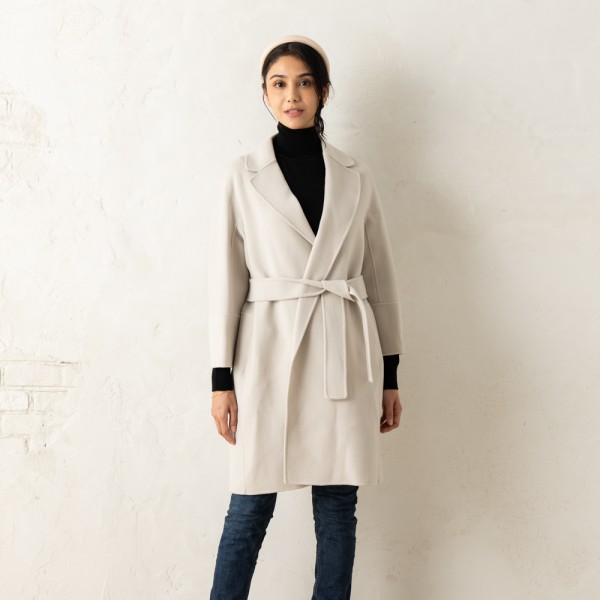 Max Mara（マックスマーラ）のコートが入荷しました&star;素材のクリーンな表情が際立つ、無駄のないシンプルなデザイン。ウエストには共布ベルトが備わっており、気分に合わせてスタイリング