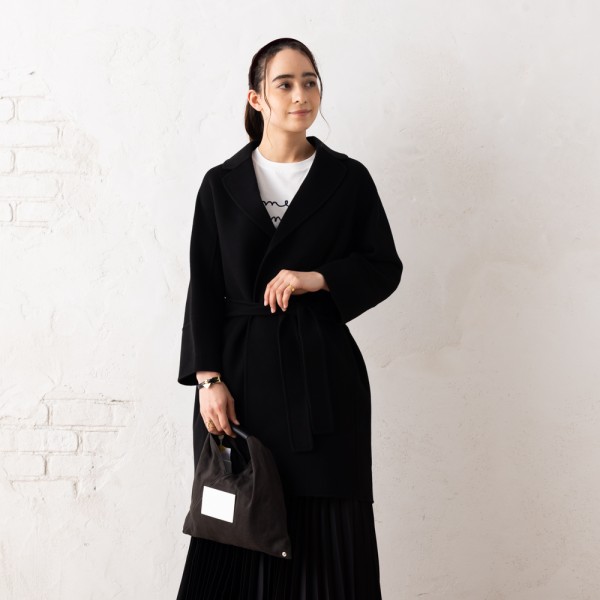 Max Mara（マックスマーラ）のコートが入荷しました&star;程よく肩が落ちたラグランスリーブ仕様で、適度にゆとりを持った設計になっています。ウエストには共布ベルトが付属されており、気分