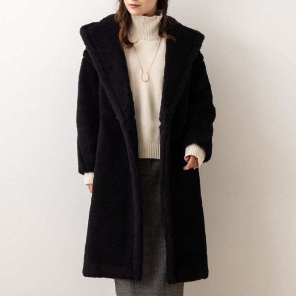 Max Mara（マックスマーラ）のコートが入荷しました&star;ボリュームがありながらとても軽い着心地が魅力のコート。高品質なアルパカとヴァージンウール、シルクを使用した生地で保温性に優れ