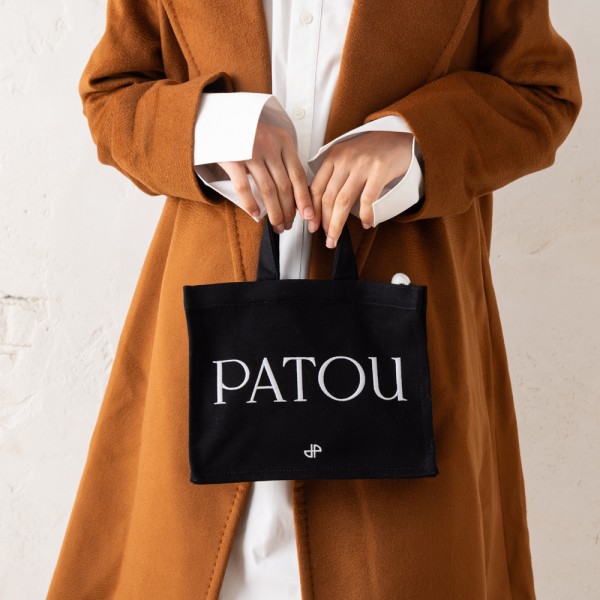 PATOU（パトゥ）のトートバッグが入荷しました&star;使い勝手の良いスクエア型のトートバッグ。フロントに施したロゴ刺しゅうでアクセントを効かせました。肩に掛けやすい太幅のショルダーストラ