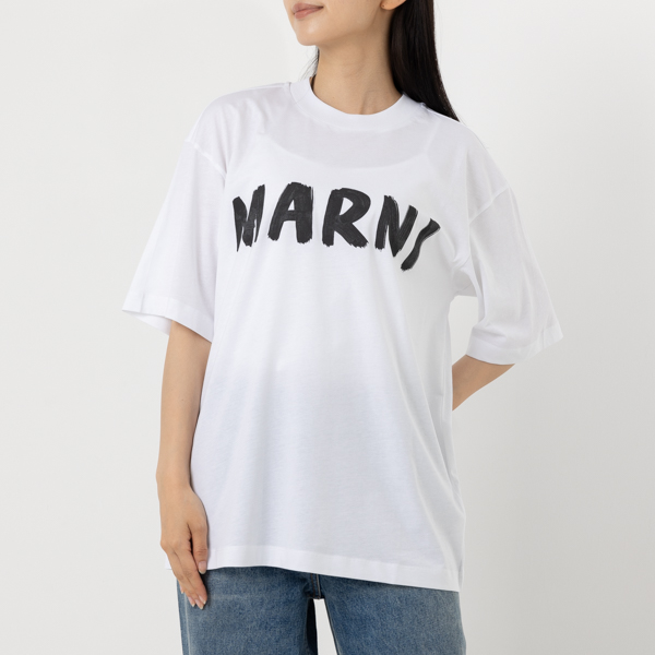 MARNI（マルニ）の Tシャツが入荷しました&star;クリーンなカラーに映える手書き風のロゴプリントがおしゃれ。程よくゆとりのあるシルエットがこなれた印象を与えつつ、リラクシーな着心地を提