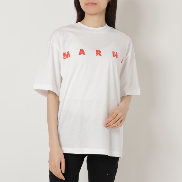 MARNI（マルニ）のTシャツが入荷しました&star;ドット柄のロゴプリントが可愛らしい半袖Tシャツ。やわらかい素材を使用しており、着心地も良好です。1枚着としても、ジャケットのインにも使い