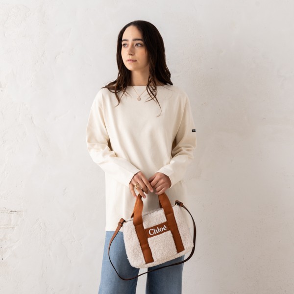 ST.JAMES（セントジェームス）のTシャツが入荷しました&star;デコルテを美しく見せるボートネック仕様のカットソー。シンプルながら、袖にワンポイントロゴをあしらい、ブランドらしさを表現