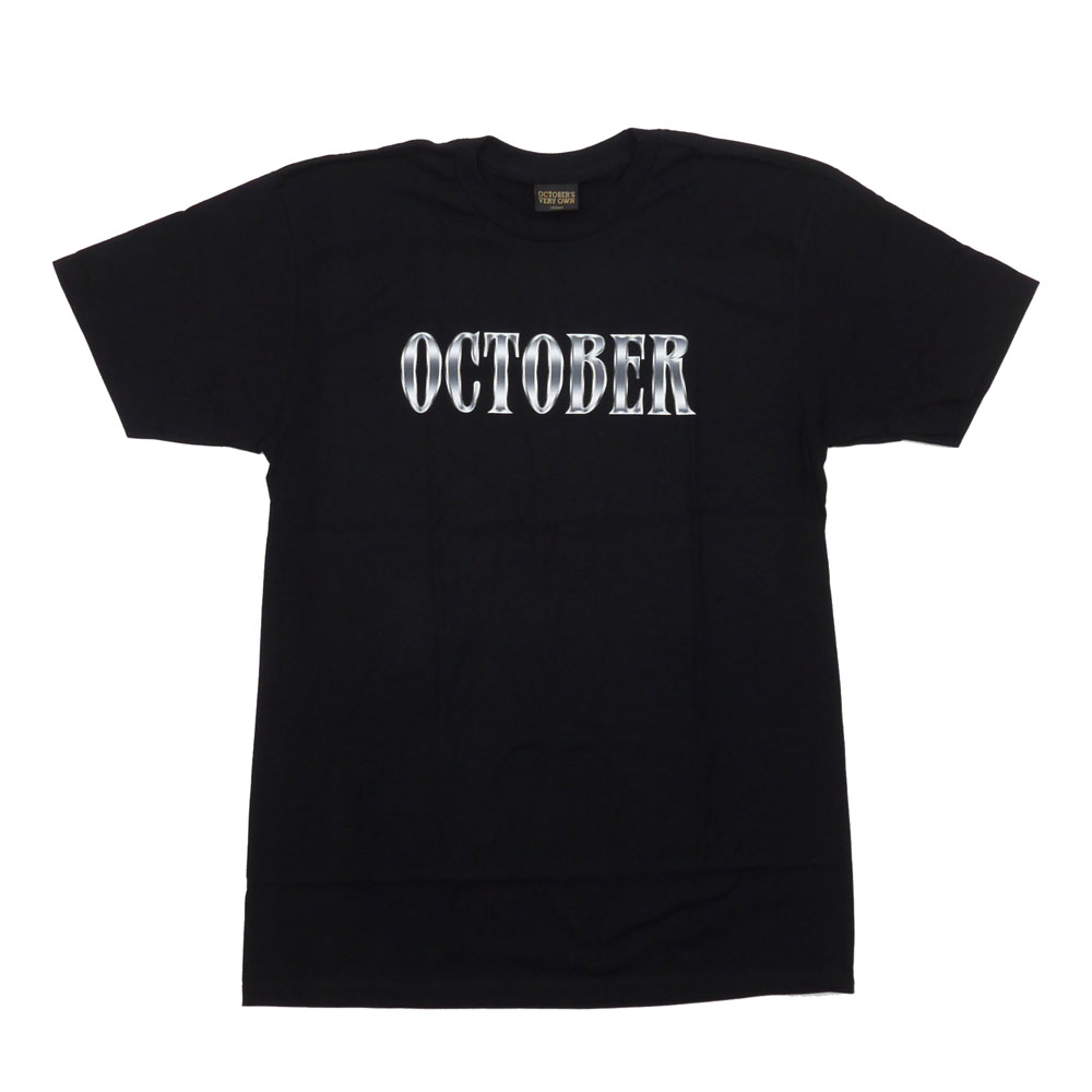 【スタッフコメント】フロントにオクトーバーのロゴをクローム調のデザインでプリントしたTシャツです&star;一枚で主張バッチリで、薄手で柔らかいコットンを使用しているのでこれからの季節ヘビロテ