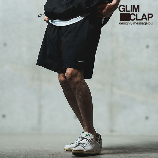 GLIMCLAP グリムクラップミニリップストップ織りのストレッチナイロン素材のショーツ。スポーツアイテムの雰囲気をベースにGLIMCLAPらしくタウンユースアレンジをした1着です。同素材のトップス「