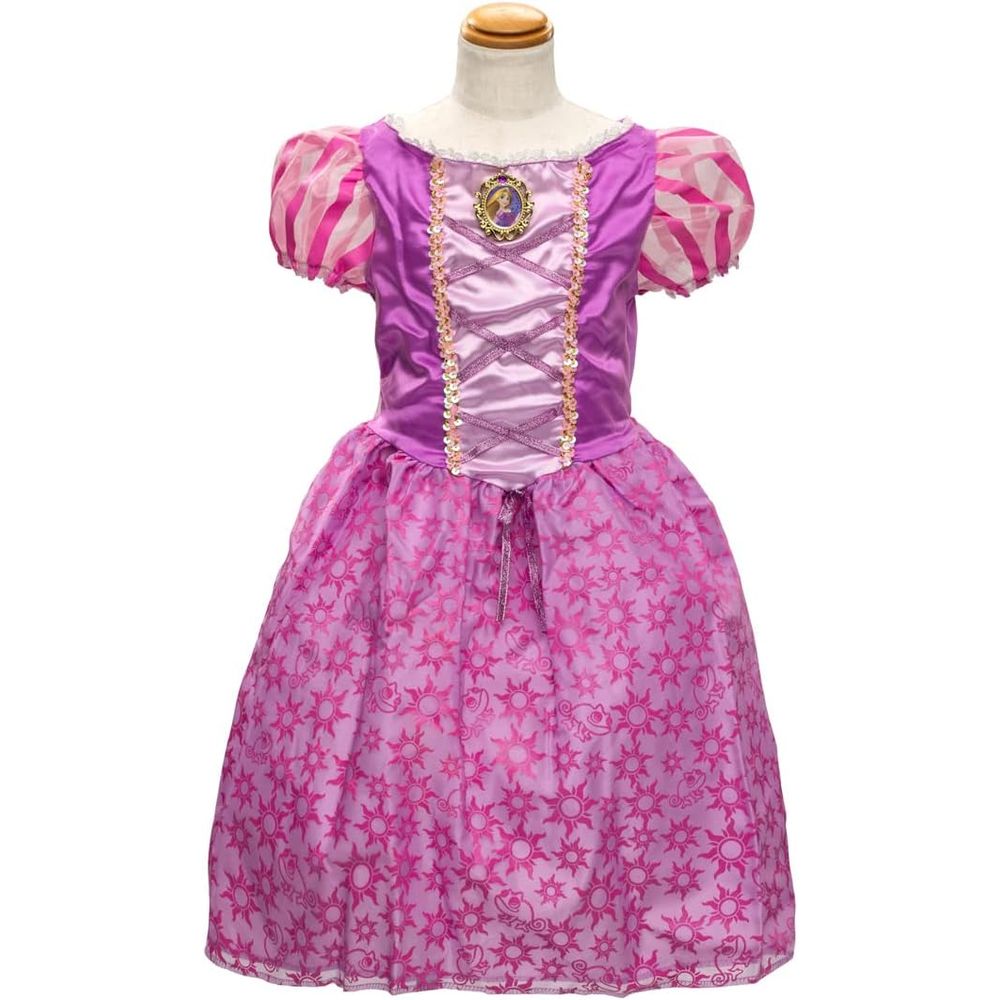 ベースのスカートにオーガンジーを重ね、ふんわりしたシルエットが豪華なドレスです。『塔の上のラプンツェル』の世界観を表現した総柄のプリントがドレス部分に描かれています。さらに胸元にはプリンセスのイラスト