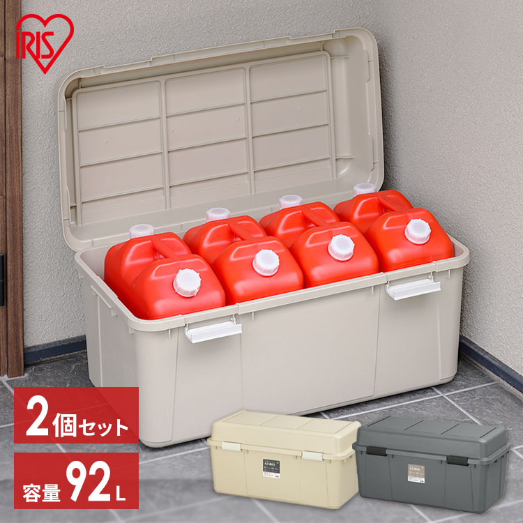 外壁やベランダに馴染むカラー。多目的収納に便利なワイドストッカーです。◆大容量収納家の中、玄関、ベランダ、倉庫などさまざまな場所で大活躍。内容量約92L。一般的な20Lポリタンクが3個収納可能です。ア