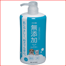 防腐剤無添加で肌のデリケートな犬猫にも安心です。植物由来（ヤシ油）の洗浄成分がふんわり泡立ち、優しく洗い上げます。３種のハーブエキス配合で潤いを保ちます。マイルドなフローラルの香りです。●特徴成分：植