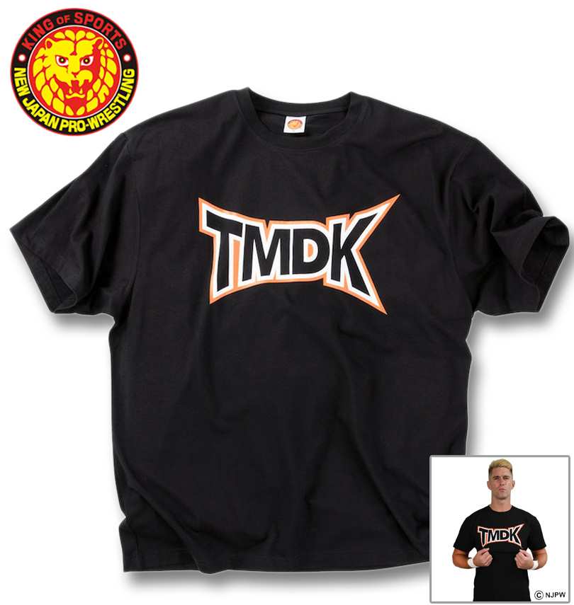 新日本プロレスのTMDK半袖Tシャツです。 「TMDK」のユニットロゴをアイコニックにデザインしたクルーネックＴシャツ。 サイズ バスト 総丈 裾周り 肩幅 袖丈 アームホール 袖口 cm 3L 13