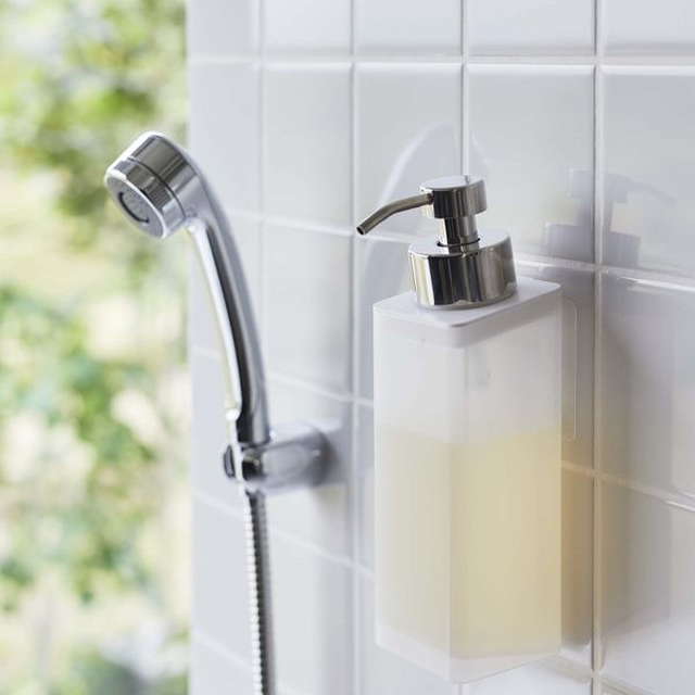 ■商品説明 ●フィルムフックで壁面に浮かせて収納できるから、底がぬめらず衛生的。 ●袋のまま入れても、容器に移し替えても使えるツーウェイ仕様。 ●そのままポンプも押せます。 ●壁面のフックにかけるだけ