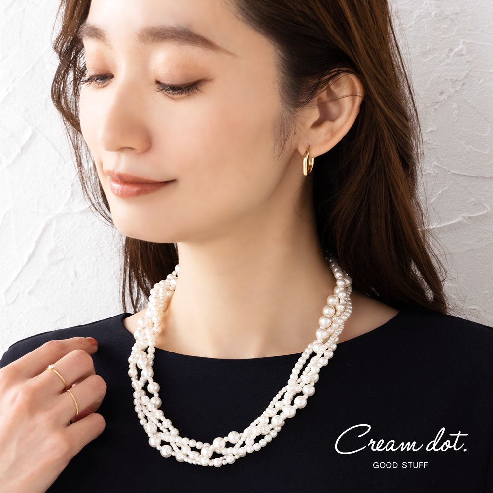 大きさの異なるパールをミックスした4連ネックレス。パールの贅沢な艶めきがお顔周りを華やかで上品な印象に仕上げてくれます。セレモニーやスーツ・ドレスなど、様々なシーンで活躍しそう。[関連ワード]母の日 