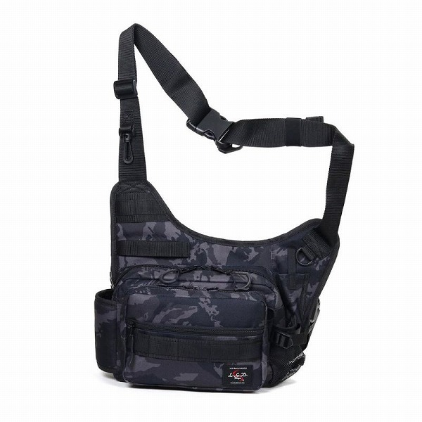 サイズ Ｈ×Ｗ×Ｄ：２０＊２６＊１０（ｃｍ） 重量：６５０ｇ 素材：本体生地 ：カモフラ系 ６００Ｄ ポリエステル／ ＰＶＣブラック系 ４２０Ｄ ナイロン／ ＰＶＣフォーム（ 中のクッション素材 ）：