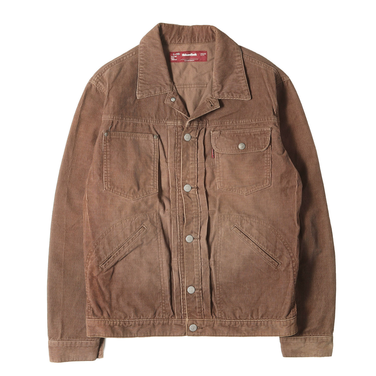 ブランド名: Hideand Seek (ハイドアンドシーク)素材: コットン85% ポリエステル15%付属品: なし〈キーポイント〉 ラングラータイプで仕上げたボタンタイプのコーデュロイジャケットに