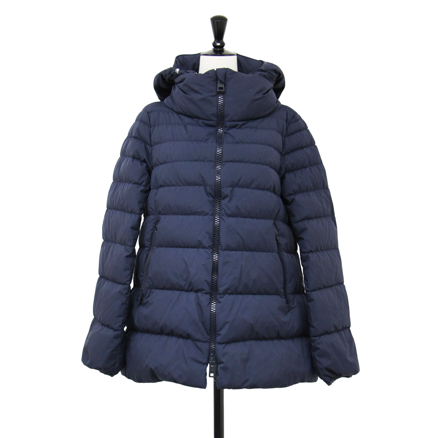 ブランド名: HERNO (ヘルノ)正式タイトル: Laminar品番: PI079DL 11106素材: 表地 ポリエステル 100%(合成樹脂ラミネート) 裏地 ナイロン 100% トリミング ナ