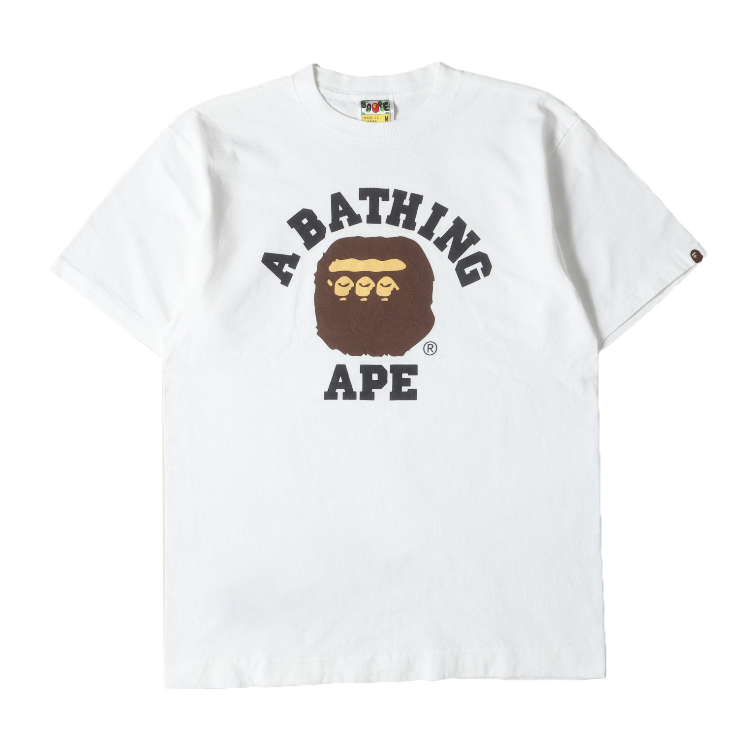 ブランド名: A BATHING APE (ア ベイシング エイプ)リリース時期: 2009年素材: コットン100%付属品: なし〈キーポイント〉 アレンジタイプの猿顔カレッジロゴをあしらったデザイ