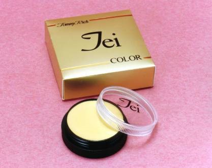 強すぎる赤みを厚く塗りつぶすのではなく、色彩効果で薄く消すコントロールカラーを兼ねたファンデーションです。※赤みがあまり強くないところにのばし過ぎると顔色が悪く、血の気が失せたようになりますので、赤み