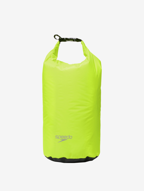 くるくる圧縮してコンパクトに収納できるウォータープルーフロールトップバッグ(13L）です。 定番の「Water Proof」を25S1シーズンより環境配慮型素材を使用し、リニューアルいたしました。 機