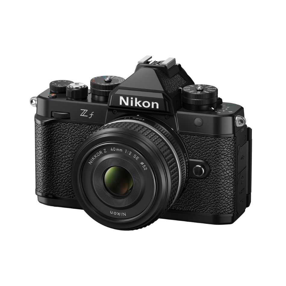 クラシックな外観に最新技術を凝縮。Nikon「Z f 40mm f/2（SE）レンズキット」は、往年のフィルムカメラを彷彿とさせるデザインに、Zシリーズならではの高画質性能を搭載。 有効約2450万画
