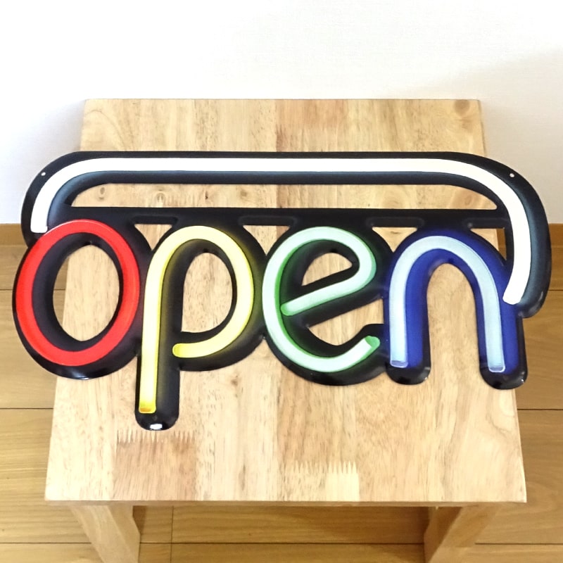 「アンティークエンボスプレート ［OPEN NEON TUBE］」 珍しい形と色が目を引くアメリカン好きにはたまらないデザインです。 エンボス加工されたウォールプレートです。 お部屋に飾って一味違う雰