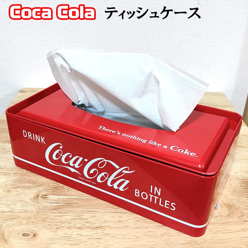 「Coca-Cola ティッシュケース」 コカコーラのロゴ入りティッシュケースです。 シンプルなデザインですが、コカコーラ定番の赤色でインパクトのあるカラーリングです！ ブリキ製ですので頑丈で、ティッ