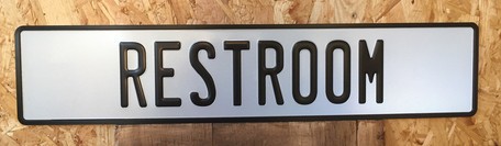 「 REST ROOM 」ホワイト、ブラック 横：52センチ 縦：11センチ 本体：アルミ この商品は、ゆうパケットでの発送が出来ません。 宅急便（690円）での発送となりますこと、予めご了承ください