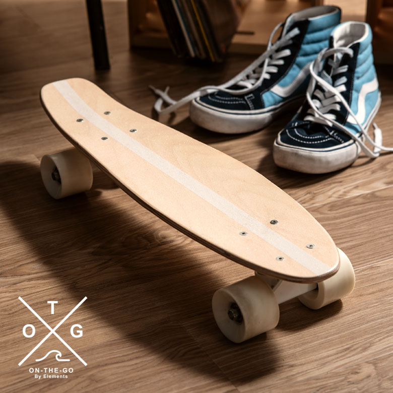 スケボーの板から作られたおしゃれな取付棚。