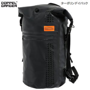 気密性の高いターポリン素材を採用したロールトップ開閉の防水バックパック。バイクツーリング時はシート固定の際に不要なショルダーベルトを外してシートバッグとして。アウトドアではショルダーベルトを装着して簡