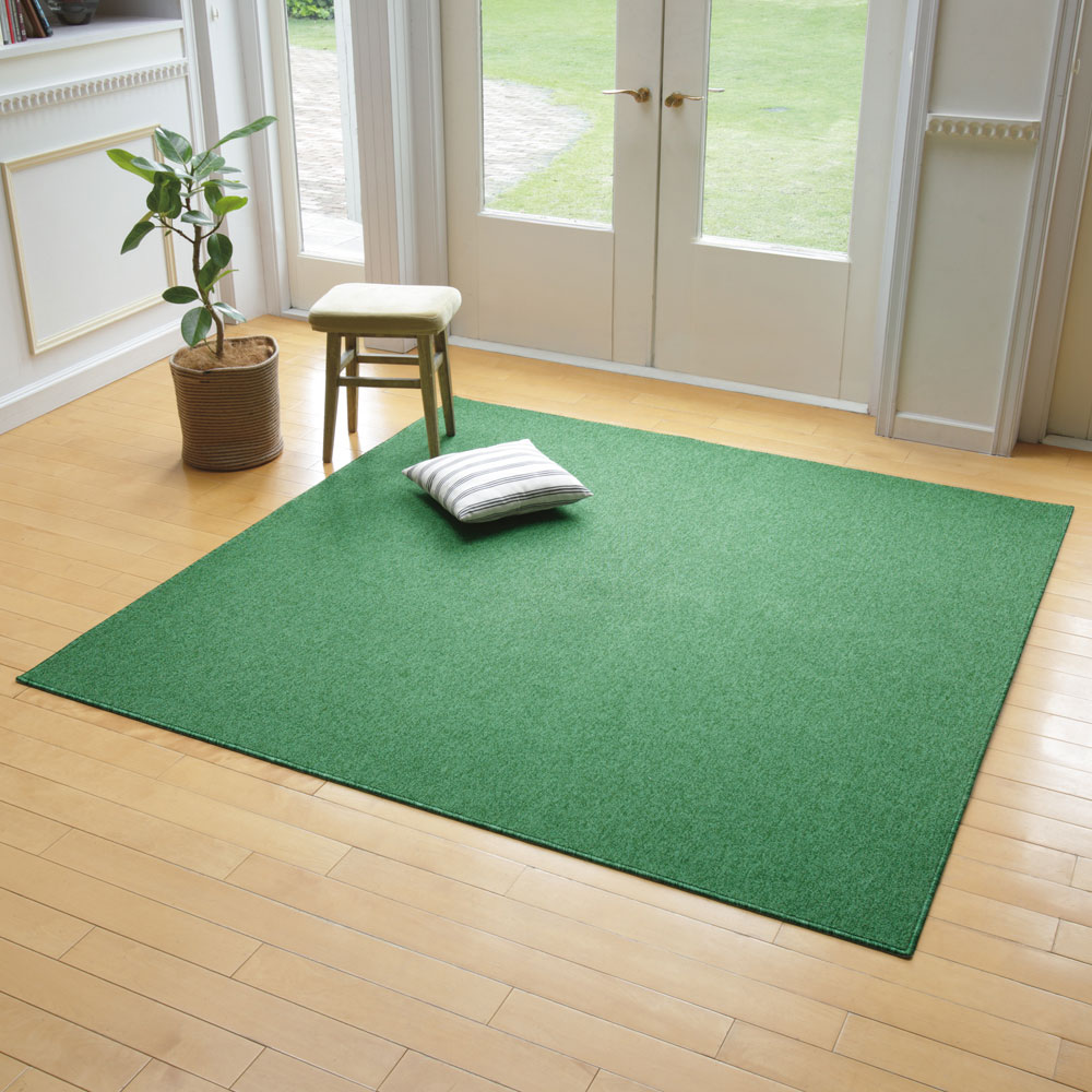 敷きこんでお部屋にぴったり！実用的でシックなサンゲツの6機能（遊び毛が出にくい・はっ水＆防汚加工・防炎・制電・防ダニ加工・抗菌加工）ラグ。