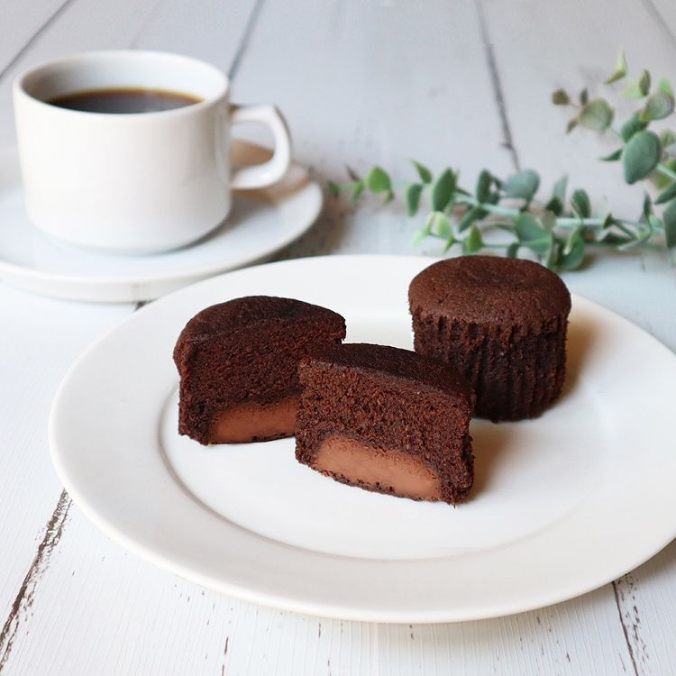 濃厚なチョコレートコーチングをしっとり生地に入れて丁寧に焼き上げました。軽井沢旧道店でも人気のスイーツでコーヒーと良く合います。常時完全包装対応・熨斗なし・届日指定不可。※こちらの商品はお取り寄せ商品