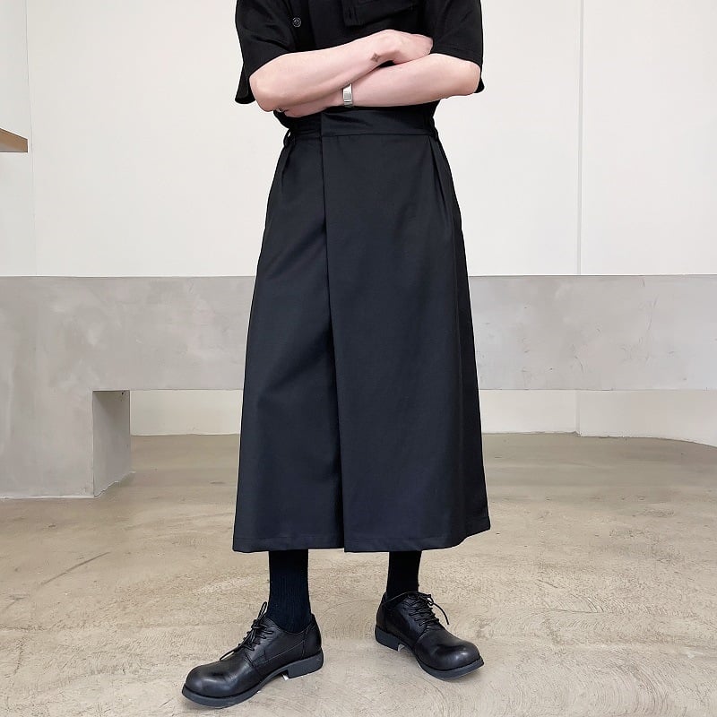 個性的なアシンメトリーデザインの袴風ワイドパンツ。 ゆったり着心地でカジュアルなこなれ感のおしゃれな1着です。 ■カラー 【ブラック】 ■素材 ポリエステル、他 ■サイズ 【S】【M】【L】【XL】【