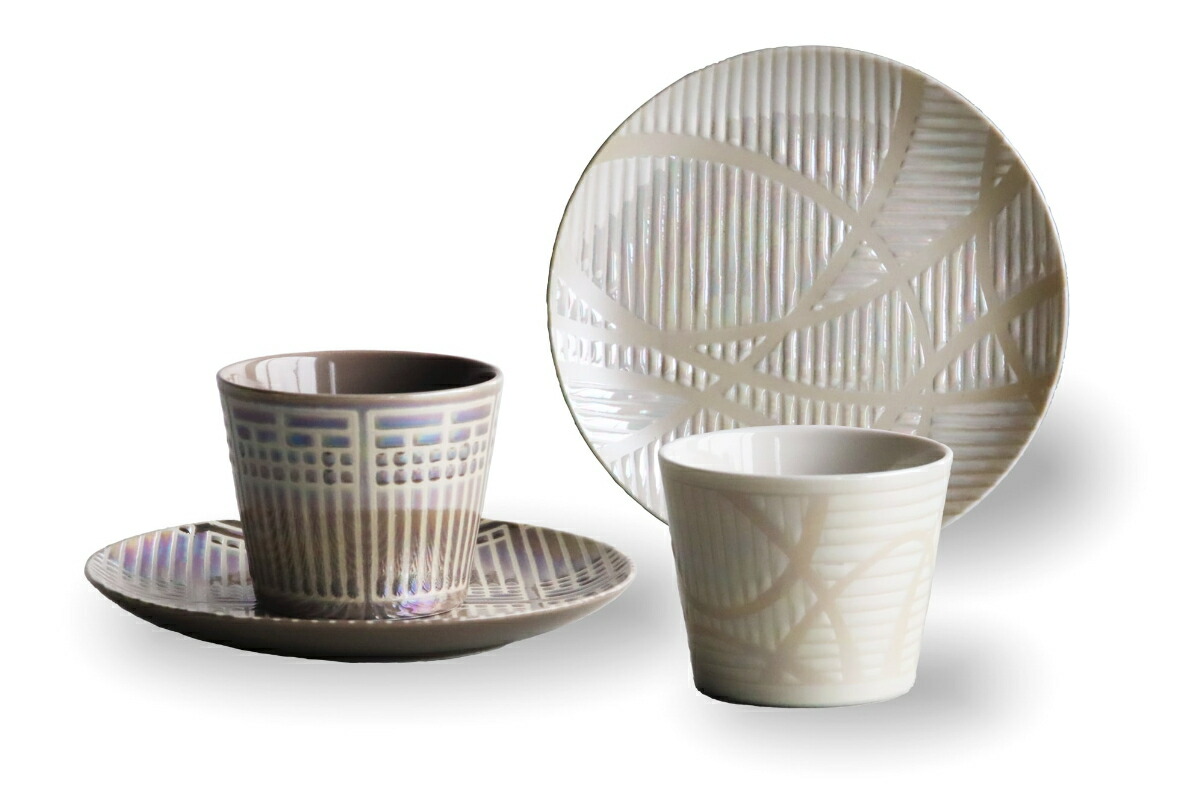 光の角度によって七色の虹のように輝くカップ & プレート2色SET。 金属の液体を塗布するで生まれる幻想的な色彩の食器。 独特な光沢が特徴で、料理を一層華やか演出します。 商品詳細 サイズ：和