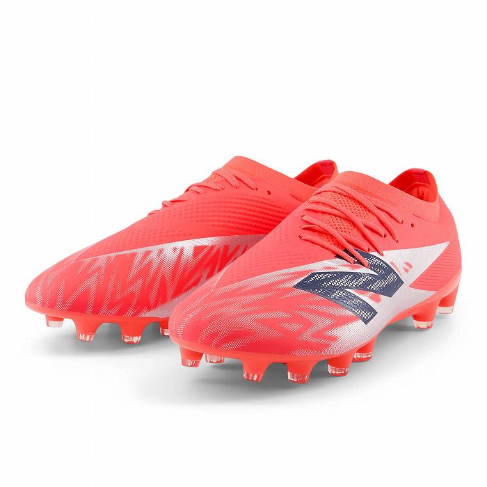 ストライカー向けスピードモデル「FURON PRO HG」がV8にアップデート。プロラストを採用し、足全体のさらなるフィット感を提供。軽量ニットとメッシュのHYPOKNIT素材を使用したアッパーが快適