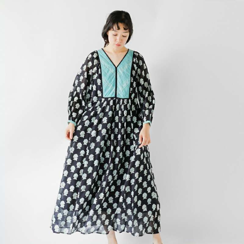 ne Quittez pas(ヌキテパ)より、ルータス コンビ プリント ドレス "LOTUS COMBI PRINT DRESS"のご紹介です。軽くて柔らかな肌触りのコットンボイ