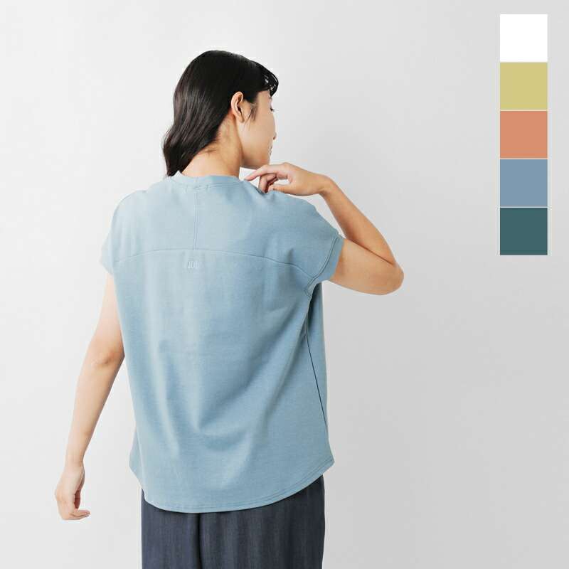 ESPEYRAC(エスペラック)より、バック 刺繍 クルーネック フレンチスリーブ Tシャツをご紹介します。エスペラック定番の金プレートTシャツの身頃がアップデートしたTシャツ。今回は後身頃にプレート