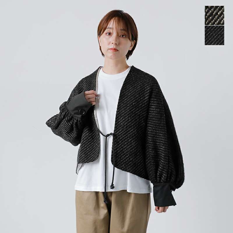 SI-HIRAI(スーヒライ)よりウール スパーキーカルゼ/ヘリンボーン ショートジャケットのご紹介です。やや丸みを帯びたシルエットに、コンパクトな着丈が印象的なショートジャケット。奥行きのある生地感