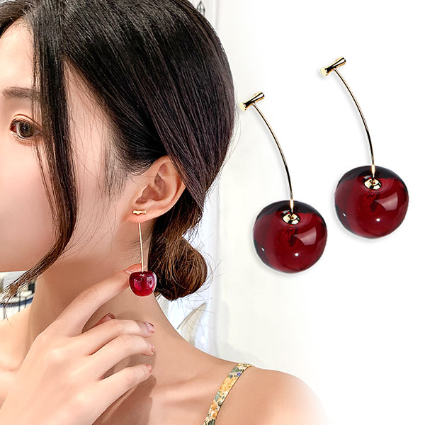 ※サイズ 【縦】：50mm 【横】：16mm 【重さ】：6.9g 耳から下がるサクランボが目を惹く 個性的なピアスとイヤリング 大粒のサクランボは キュートな女の子を演出します。 イヤリングタイプは耳