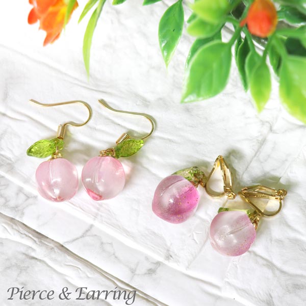【商品名】： 桃モチーフ ピアス/イヤリング 【サイズ】： 1cm * 2cm 【材質】： 合金、樹脂 このアクセサリーは、愛らしい桃をモチーフにしたデザインが魅力です。 柔らかなピンク色と葉のグリー