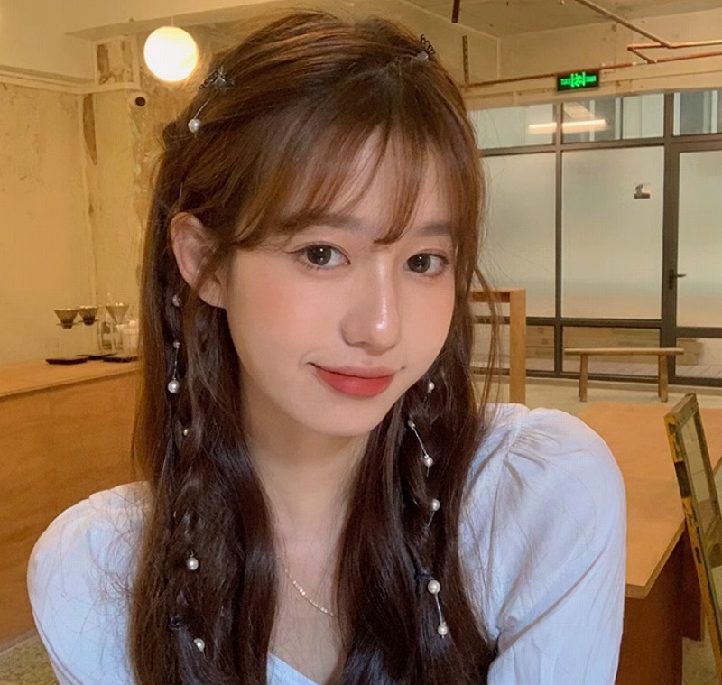 編み込みがアレンジできちゃうパールチェーン&star; クリップで挟むだけで簡単！ 存在感のある可愛いヘアアレンジの完成♪ 卒業式や成人式など和装にもおすすめ◎ 2本セットでハーフツインにも&