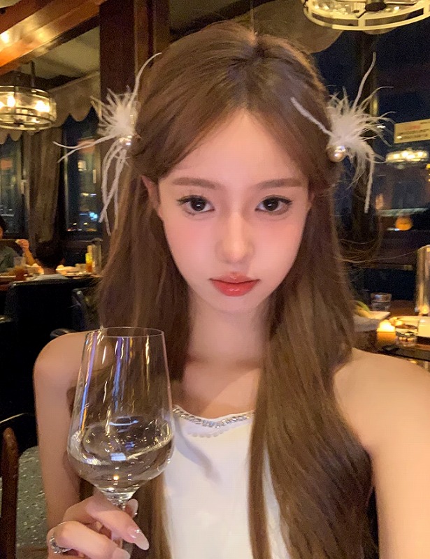 羽×パールの可愛いヘアクリップ&star; ちょこんと髪の毛に挟むだけで簡単ヘアアレンジ♪ アレンジしやすい2個セットです。 ◎こちらの商品は、海外輸入品のため、寸法のズレ、多少の刺繍や糸のほ