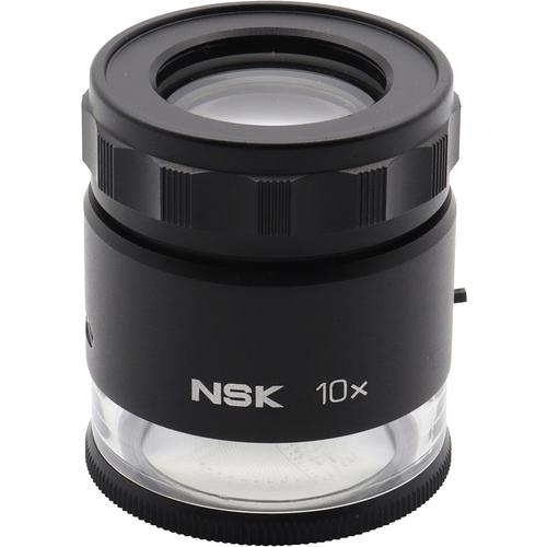 《メーカー》 新潟精機（株） 《品番》 NLSL-10-1 《特長》 ●スケール付で幅、直径などの寸法や角度が読み取れます。 ●長さ目盛は、0.1mm単位の目盛が見やすい階段状目盛です。 ●高寿命、省