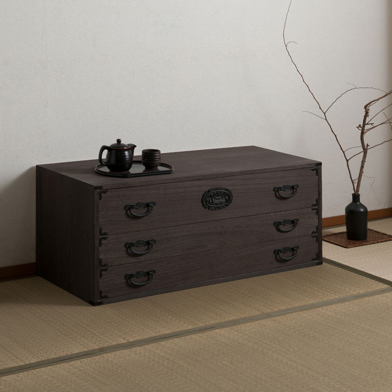 ■商品について/現代の暮らしに寄り添う日本の心と伝統美を落とし込んだ焼桐民芸箪笥【Jidai】時代シリーズ。表面をバーナーで焼き付け凹凸感を炙り出した重厚感ある仕上げ。マットブラックが光るどっしりとし