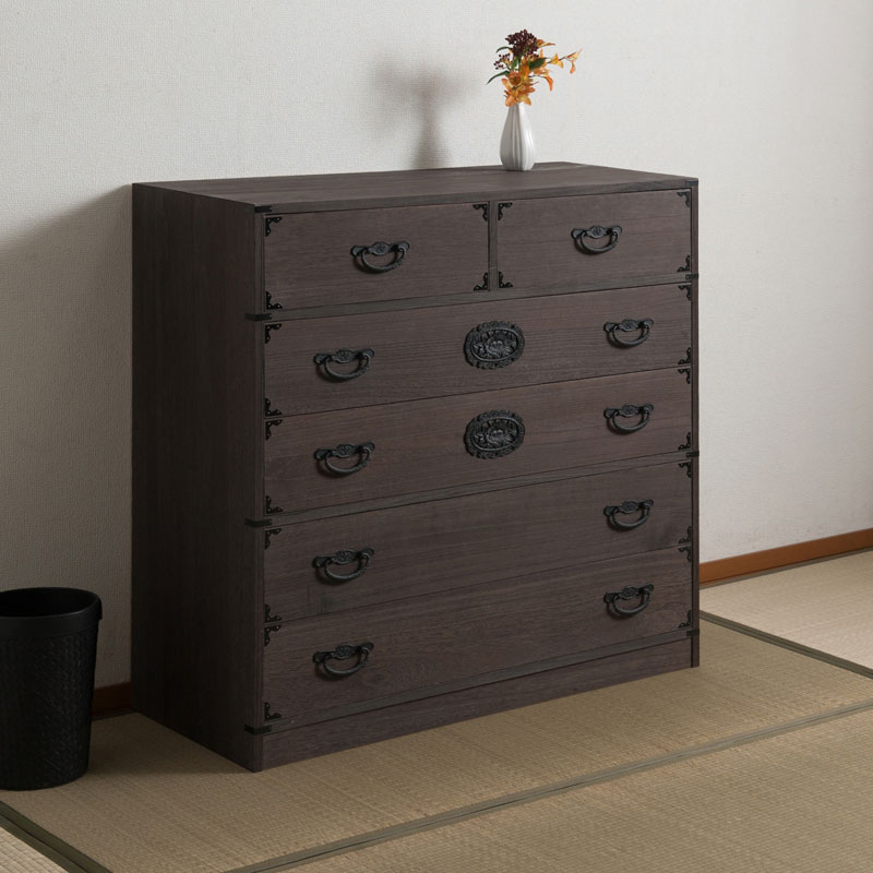 ■商品について/現代の暮らしに寄り添う日本の心と伝統美を落とし込んだ焼桐民芸箪笥【Jidai】時代シリーズ。表面をバーナーで焼き付け凹凸感を炙り出した重厚感ある仕上げ。マットブラックが光るどっしりとし